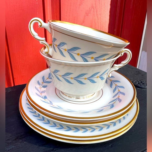 A Pair of Old Ivory Teacups With Saucers and Bread Plates - Picture 1 of 8